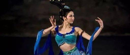 是《大梦敦煌》中舍命为爱的月牙,她是《水月洛神》中玉洁冰心的甄宓