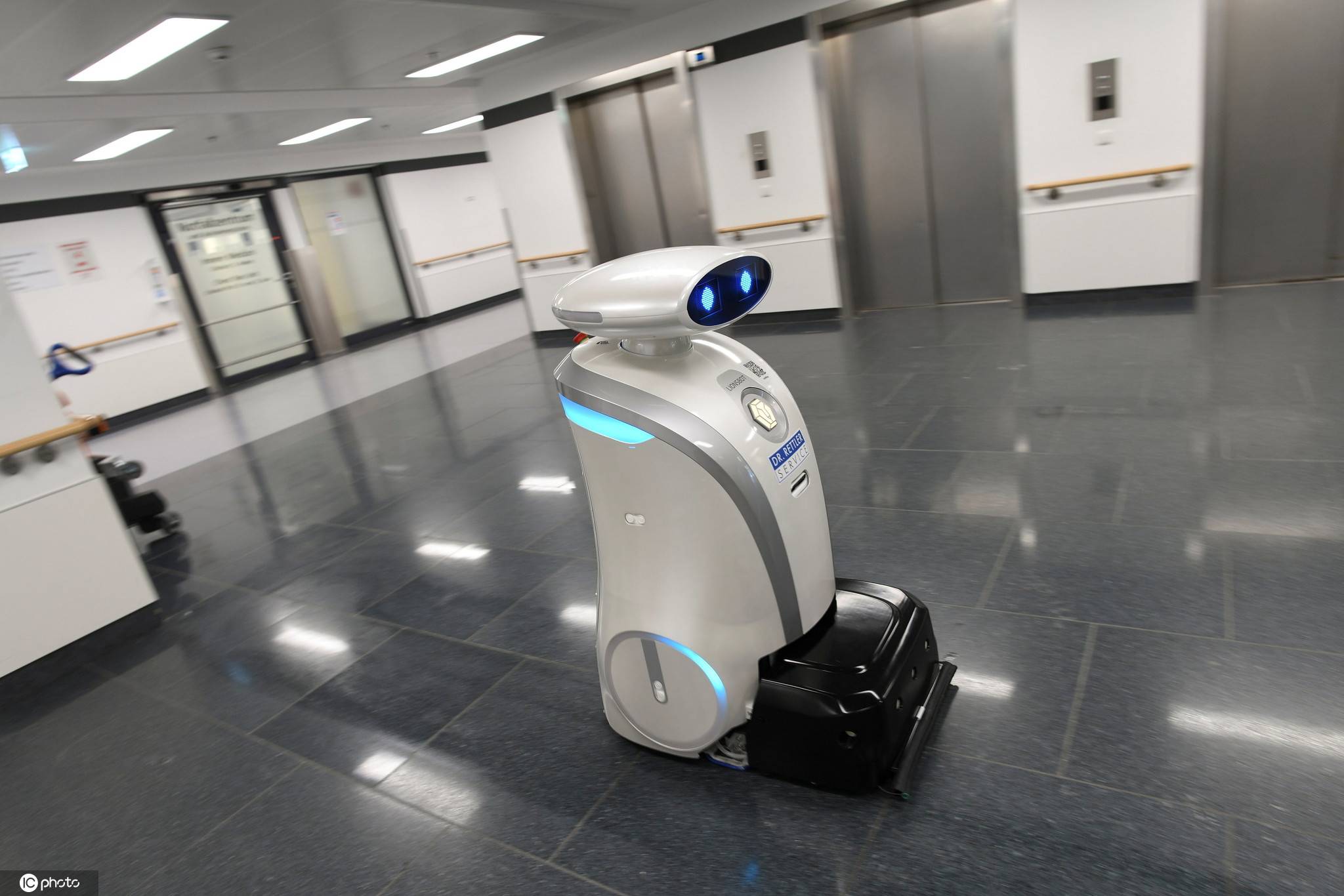 德国|减少人力无接触！德国机器人助力清洁医院