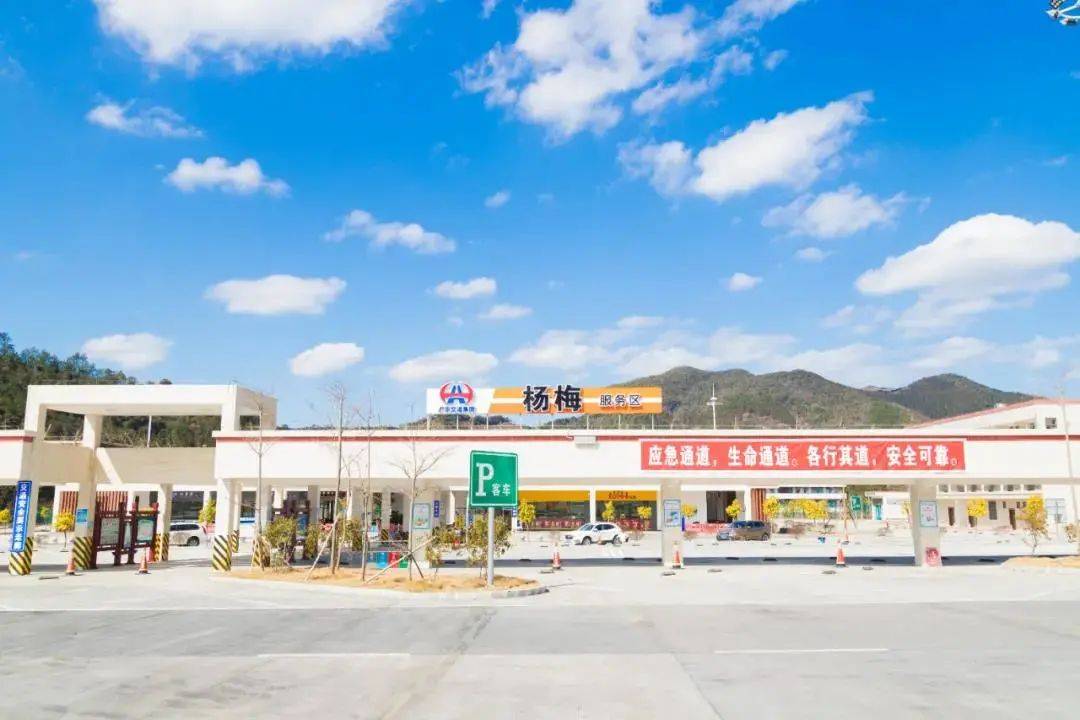 来到英怀高速公路的杨梅服务区,我们能看到一个工作不停歇的"工作人员