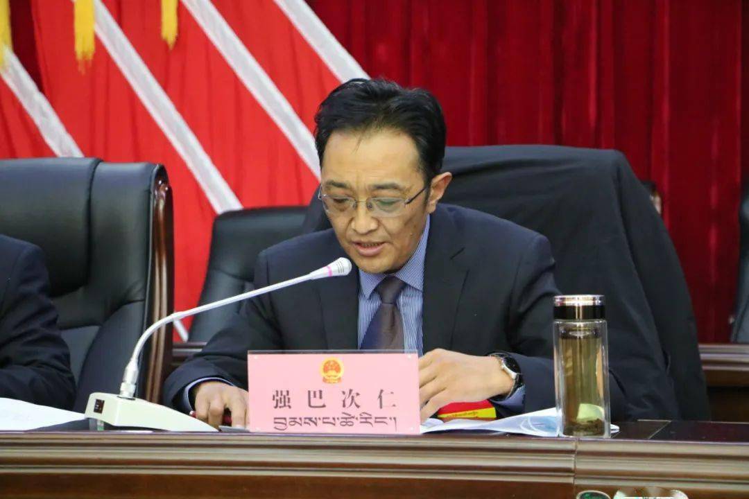 县人大常委会副主任强巴次仁主持预备会议工作人员现场宣读大会主席团