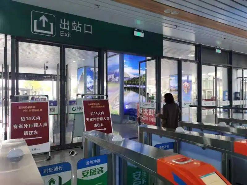 早上9点55分,杭州东站到黄山的高铁在建德停靠,旅客从通道走出要先