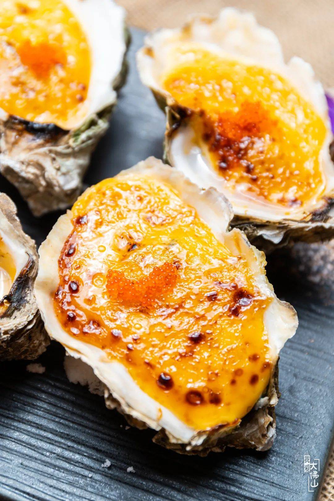 在海胆酱"保护"下,生蚝完美地留住了嫩滑的口感,海胆酱带有微微的咸香