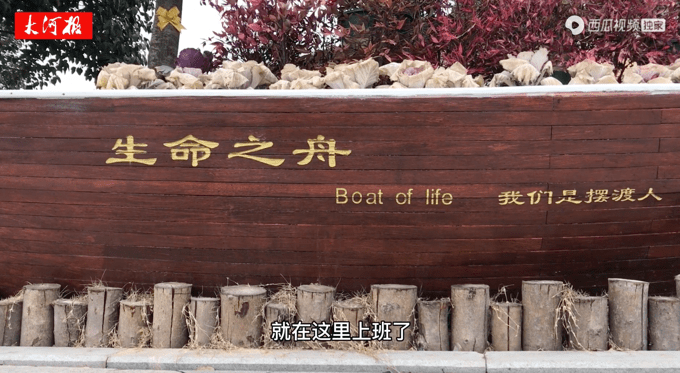 8岁女儿去世后父亲转到陵园上班 墓碑前的一吻看哭千万网友（图）