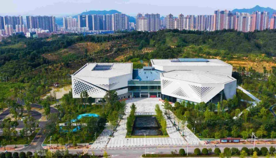 新建展览馆,博物馆,图书馆主体建筑及道路,绿化景观,亮化等附属工程.