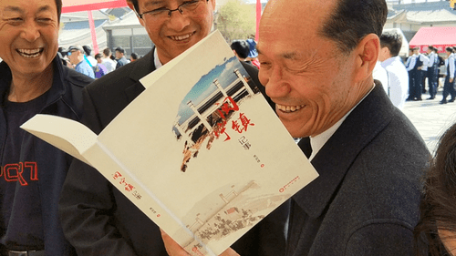 《闽宁镇记事》新书发布会上,谢兴昌找到了自己的故事,笑得合不拢嘴.