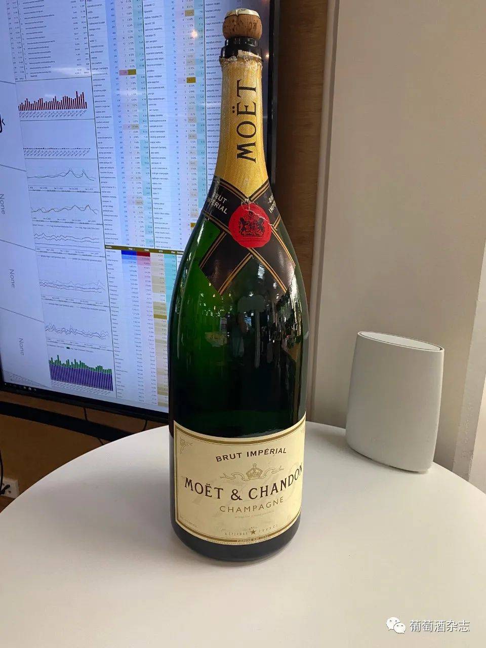 葡萄酒大师也觉得压力山大 打开一瓶9升装的香槟 酒瓶