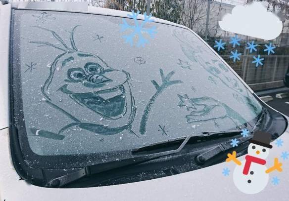 车上下雪绘图图片