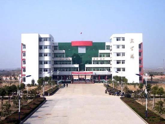 汉川市高级中学地处汉川城区仙女大道北段,是孝感市级示范学校,其前身