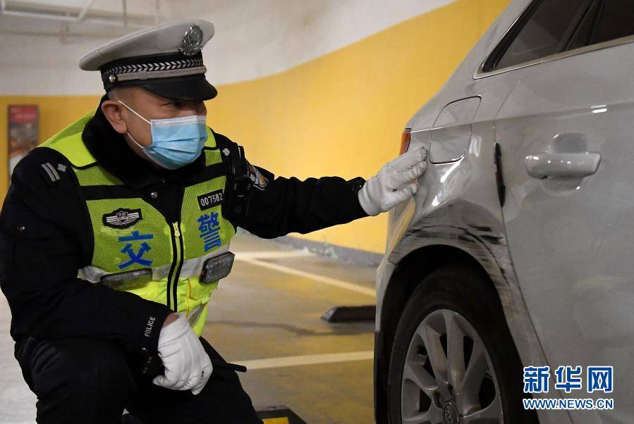 郑州市公安局交通警察支队第六大队夜巡中队中队长王兵在勘查事故现场