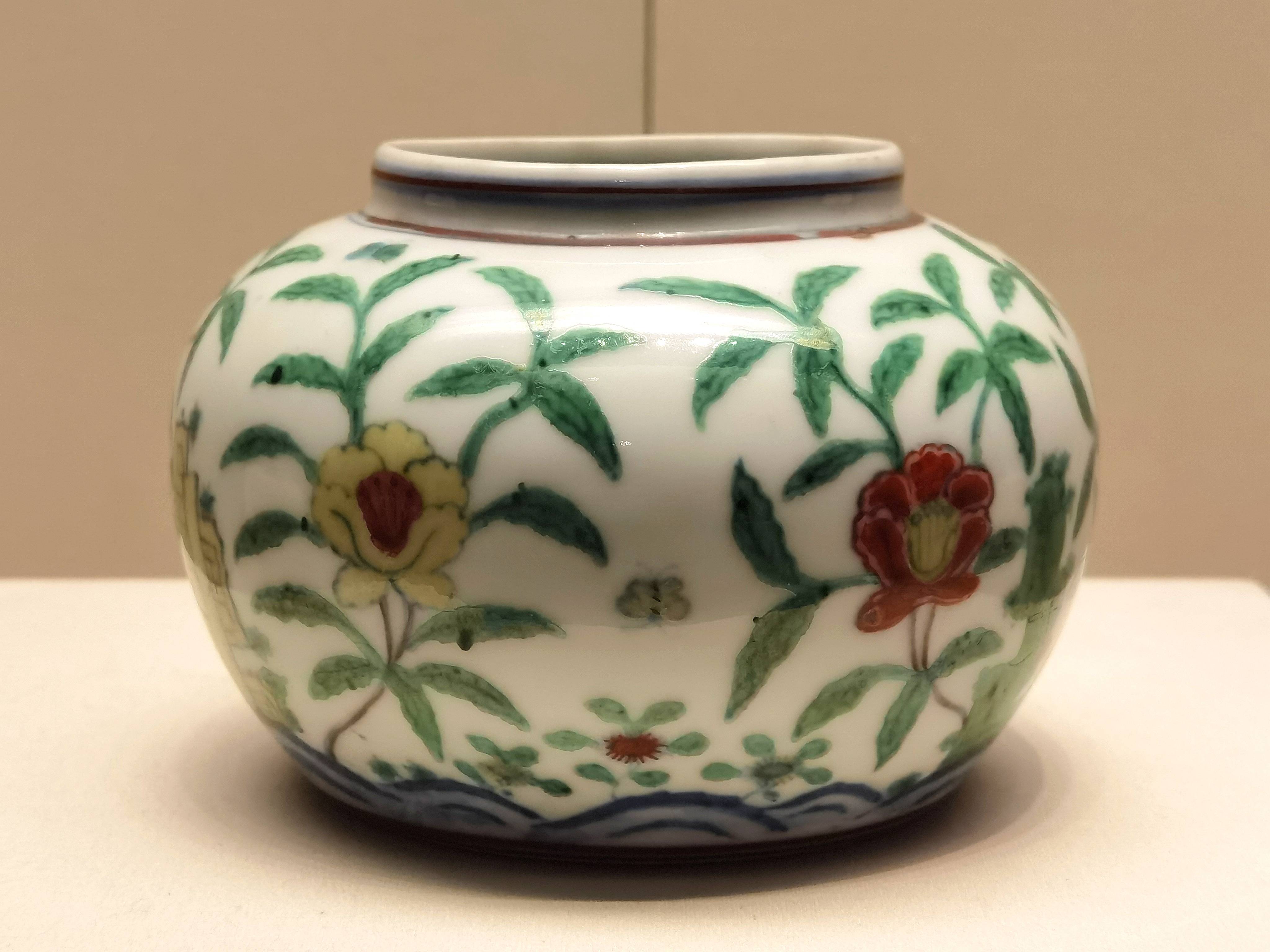 嘉靖成化斗彩花蝶纹罐  杨晓君摄