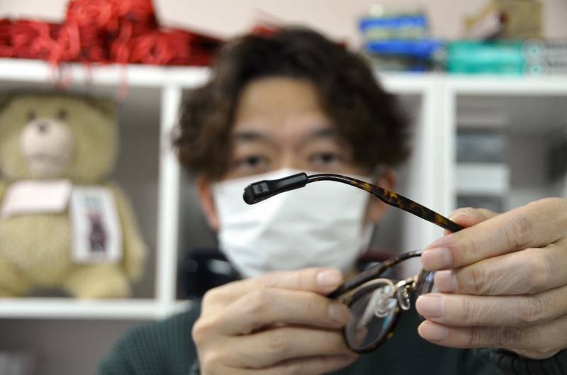 人们|日本推出防眼镜丢失电子标签 可以发出铃声提醒眼镜位置