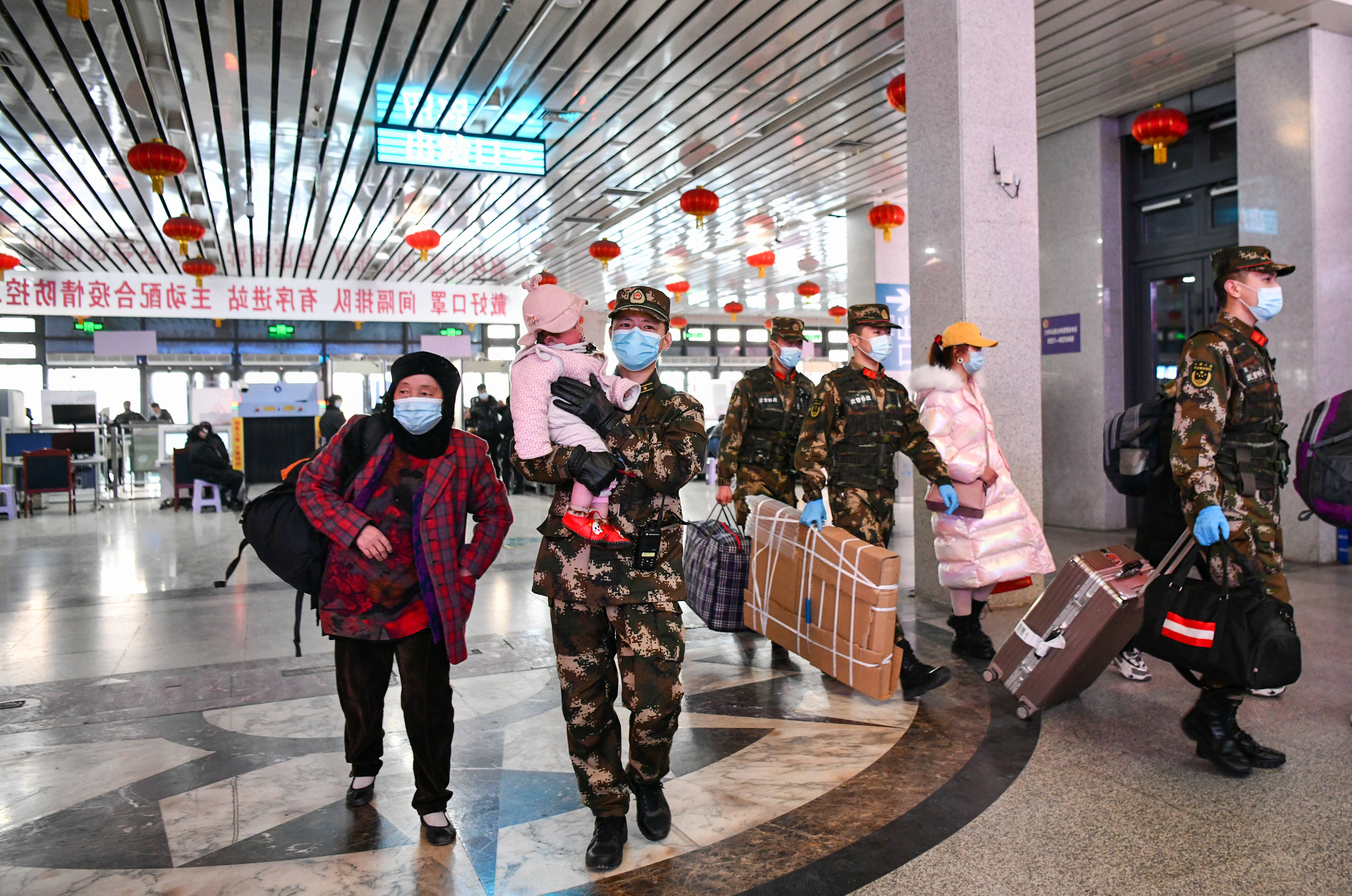 北京西站武警为旅客元旦出行护航 - 中国军网