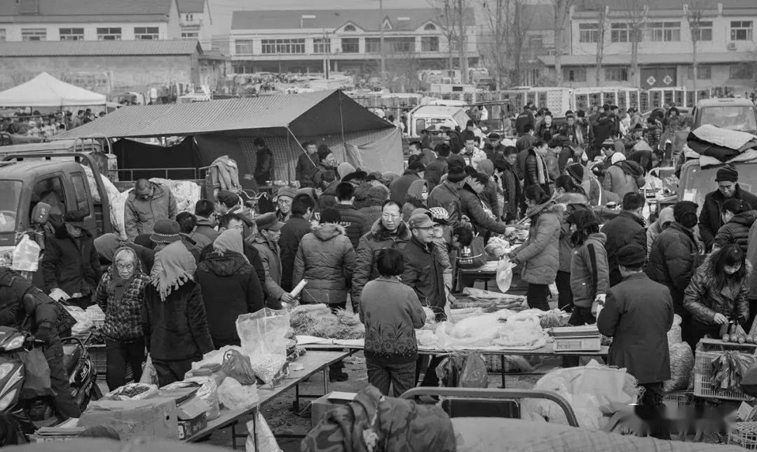 有着百年历史的高密大集,承载着红高粱之乡商业文化的变迁.