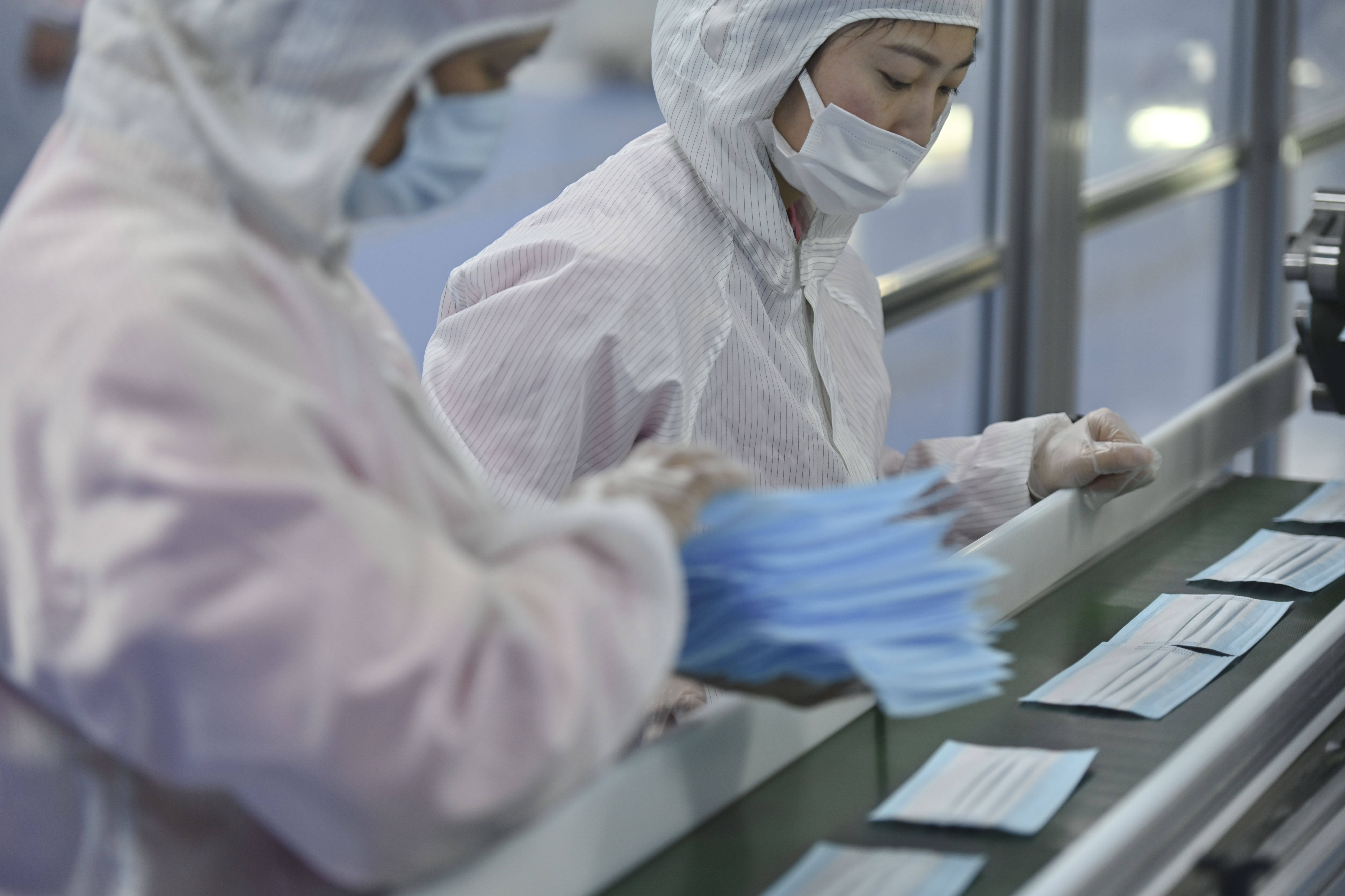 福建泉州石狮一家口罩生产企业的十万级无尘车间,工人在生产医用口罩