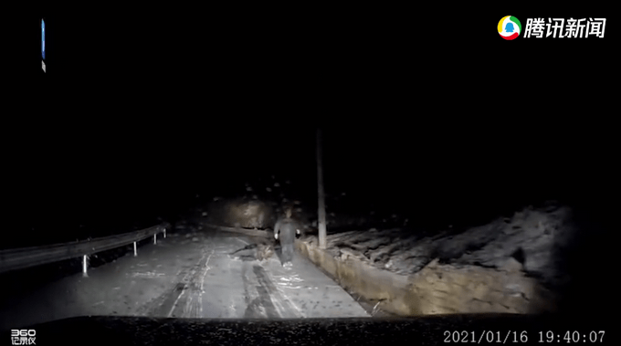 1月16日，重庆一男子下车和朋友聊天，车内女子突然吓得大叫，行车记录仪拍下现场恐怖一幕。