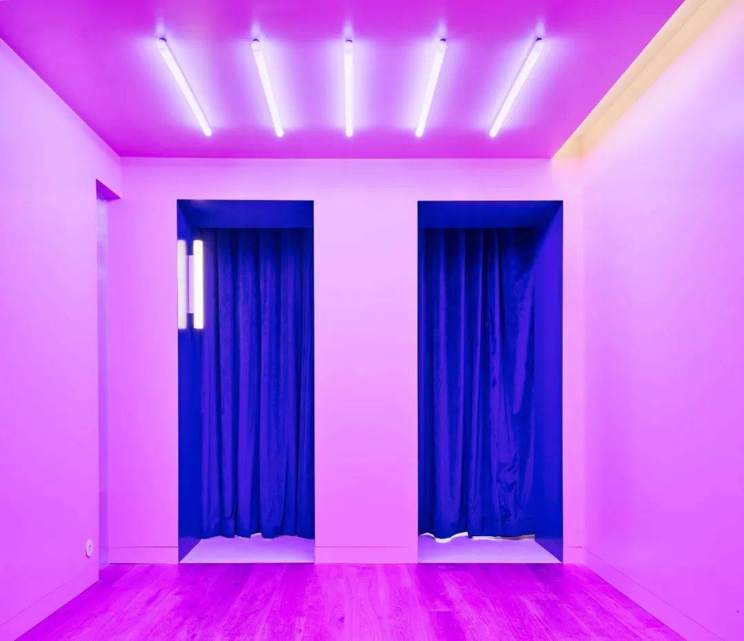 室 ▼拉开窗帘能看到位于地下室的人造庭院 ▼窗帘采用了深蓝色与银色