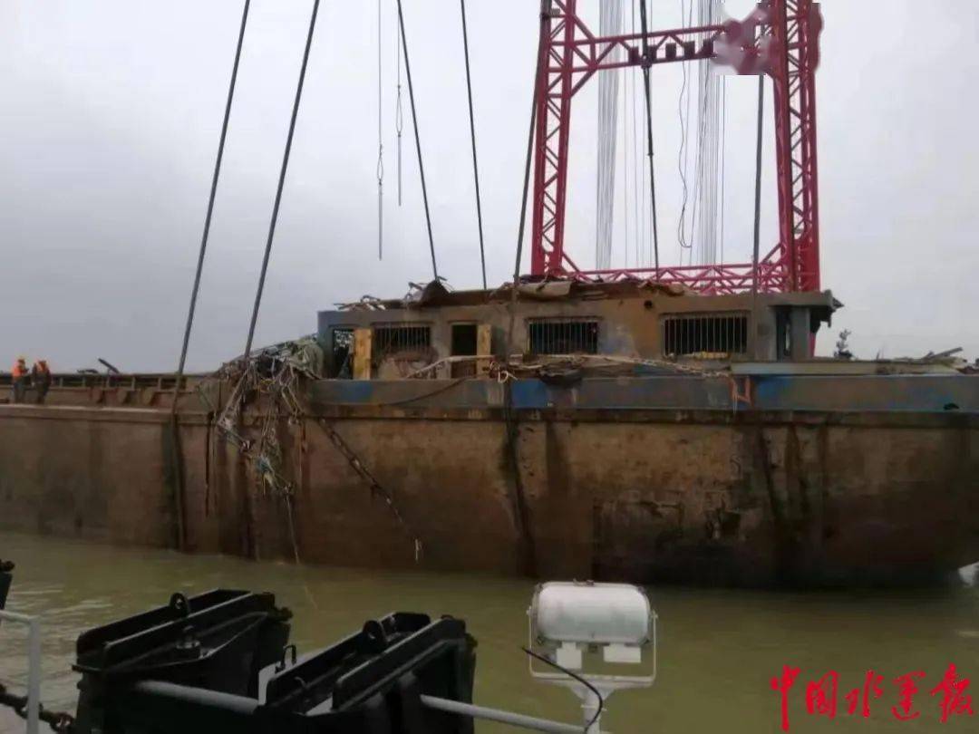 "芜湖海联1688"万吨级散货船打捞出水