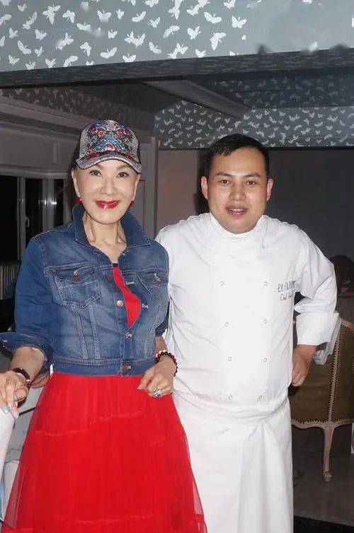 71岁的夏台风才是真潮,她化了一个大浓妆,穿着一条红