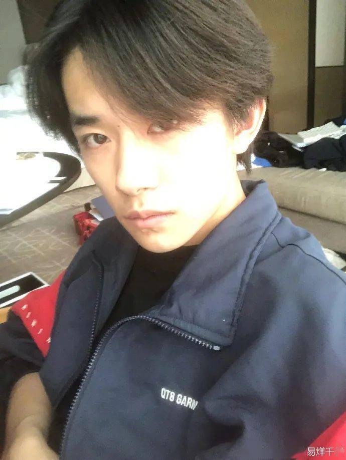 玺鹤精品馆帅哥怼脸自拍