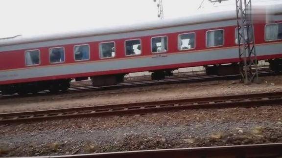 现场实拍西安开往广州的k84次火车沿京广线抵达大朗站