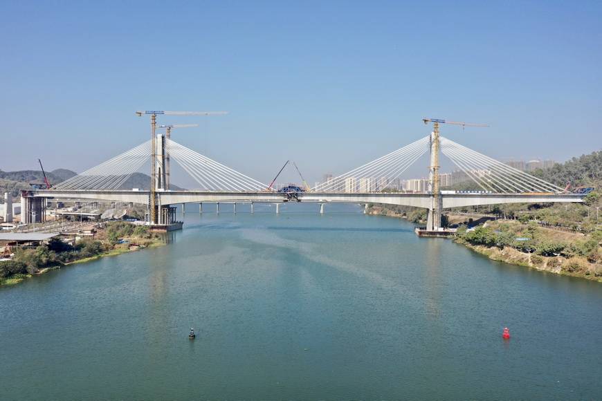 2米,是目前全球最大跨度和宽度的四线高铁矮塔斜拉桥.