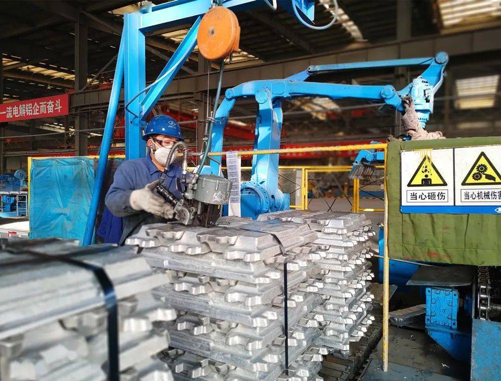 铸造机旁,混合炉的站台上,厂房外的铝锭堆场,所有普铝工和叉车工都在