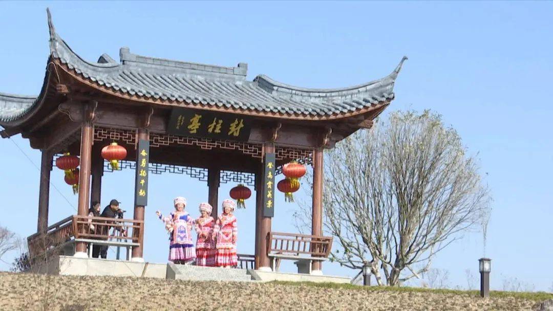 秀洲区王店镇南梅村村民 吴士良:地上也天天来扫的,弄得环境也好了