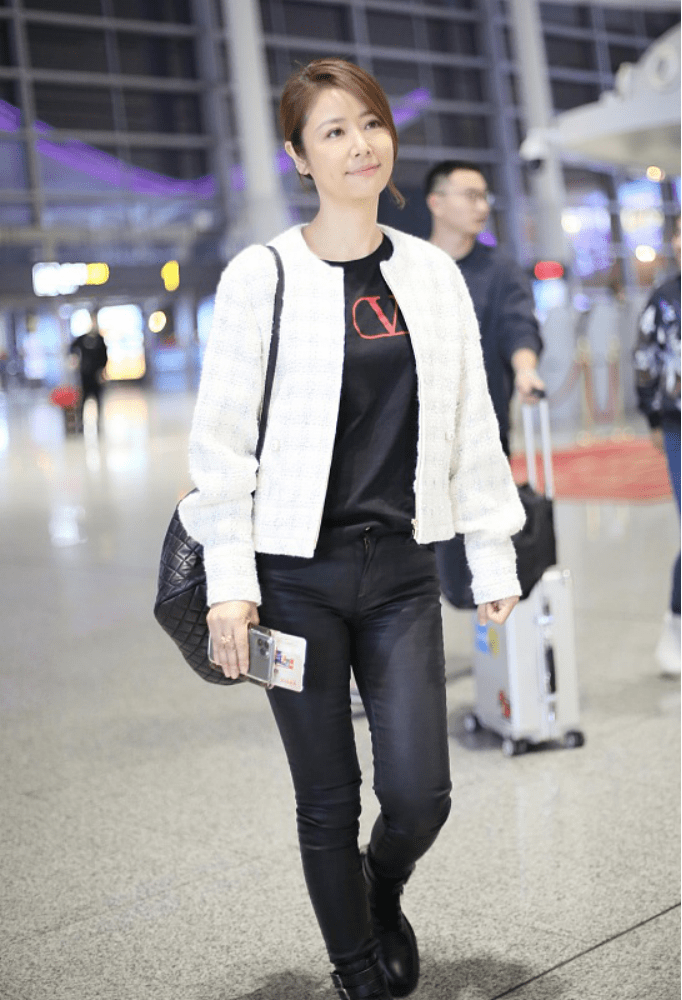 林心如当妈了也有股帅劲,小香风外套配紧身皮裤,气质真叫人心动_手机