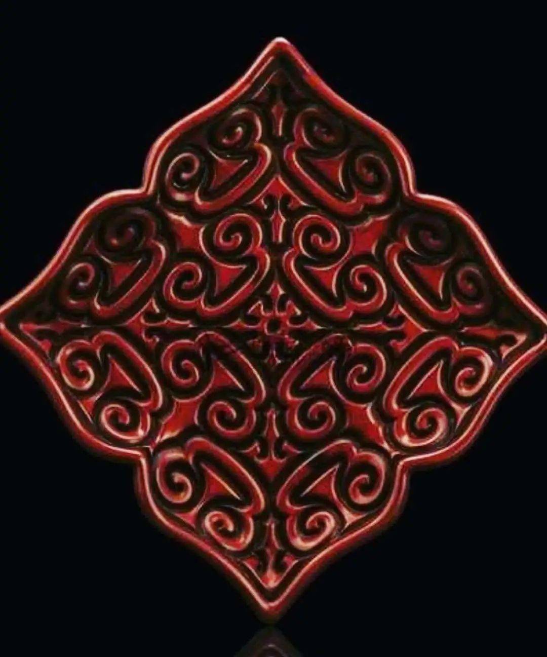 鞋头如意纹为苗族传统图案,有保佑平安纳福之意.