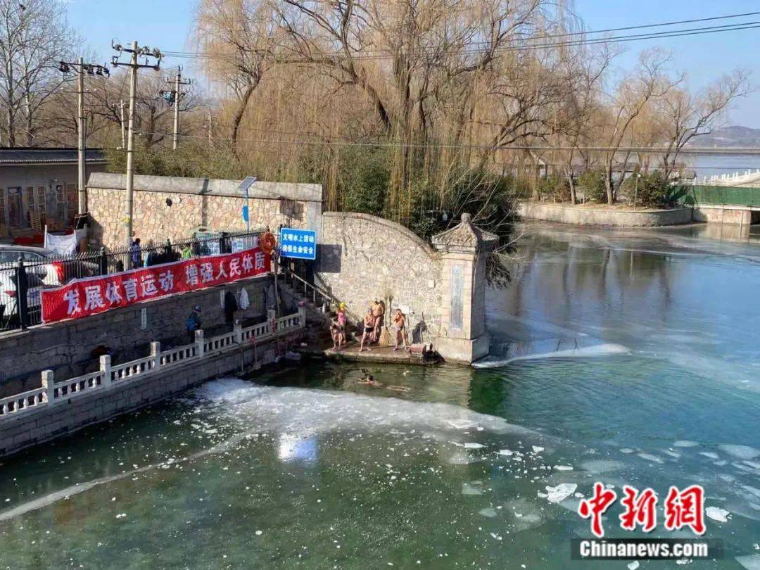 北京昆玉河畔，那些神秘的冬泳老人们