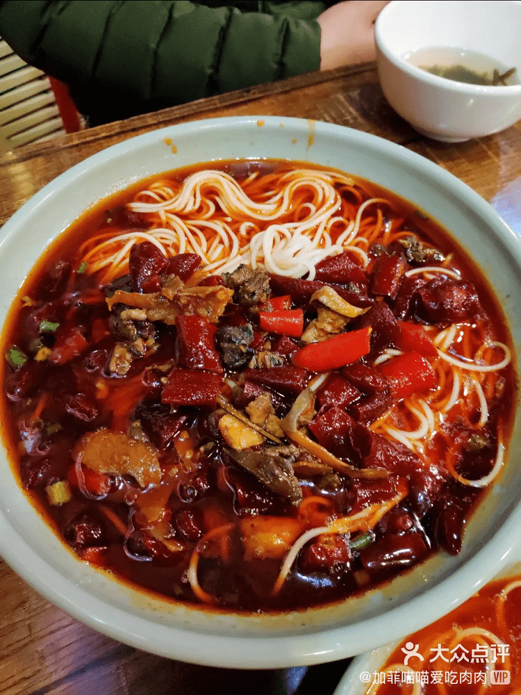 重面条是比较细的还有免费的海带汤可以喝推荐仔姜鸭子面,生椒牛肉面