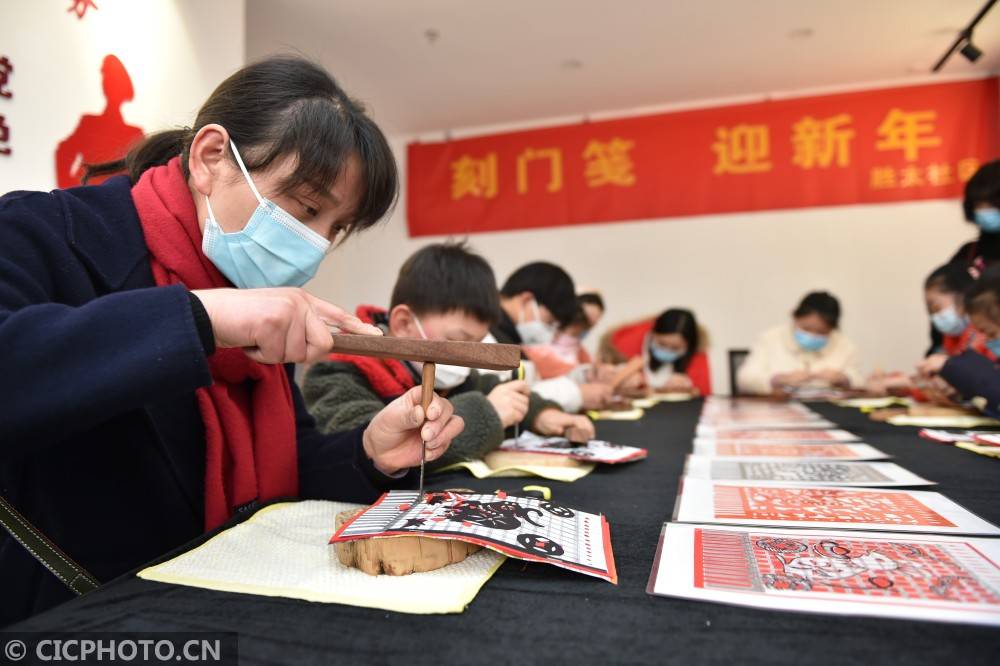 2021年1月31日,江苏省南京市江宁区秣陵街道胜太社区居民动手刻勉笺