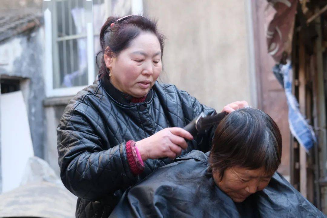 人民日报为她点赞22年来理发只收5元