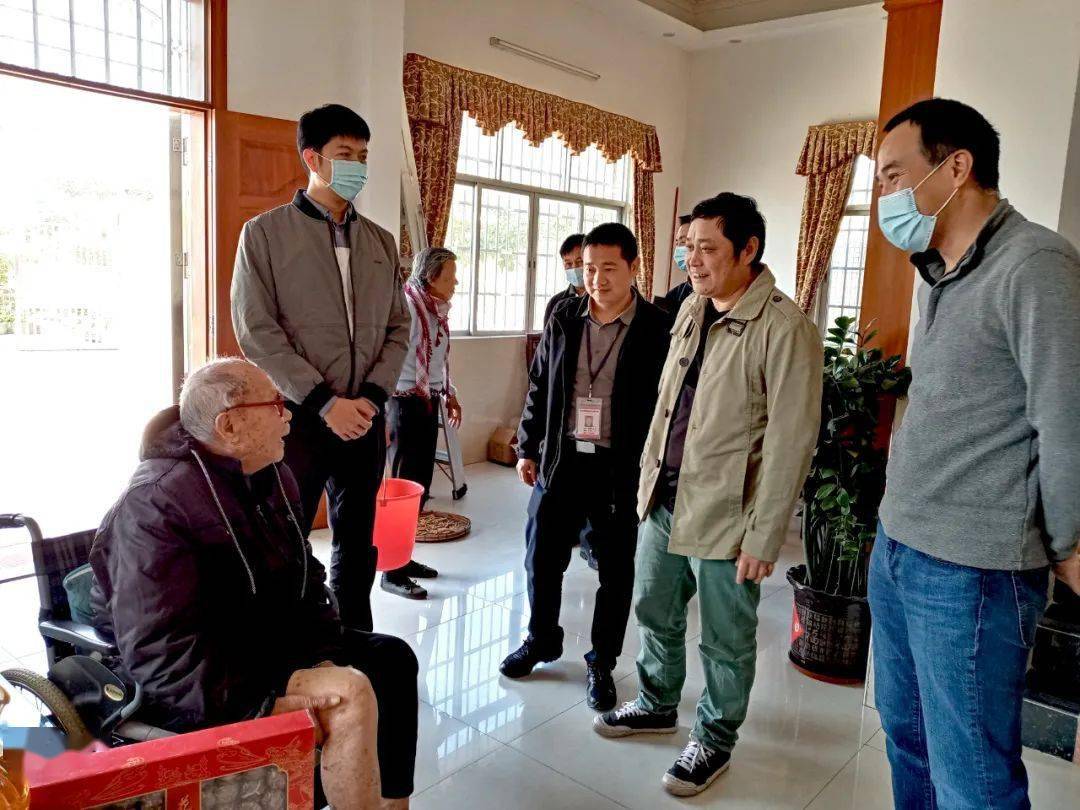 近日,坦洲镇副镇长何俊烨率坦洲镇退役军人服务中心相关负责人,慰问我