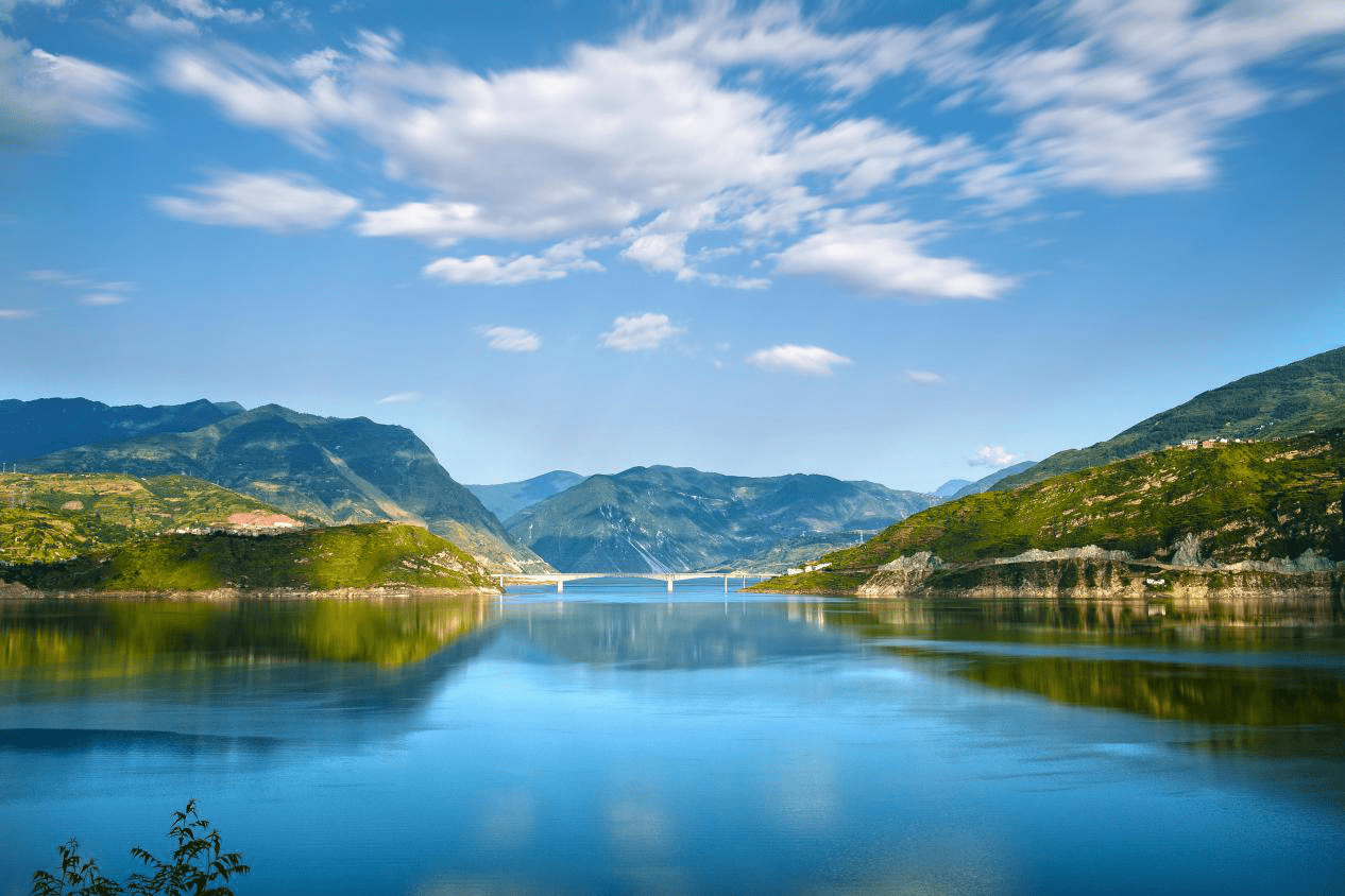 汉源湖是由于瀑布沟水电站建设蓄水形成的水库,面积达84平方公里.