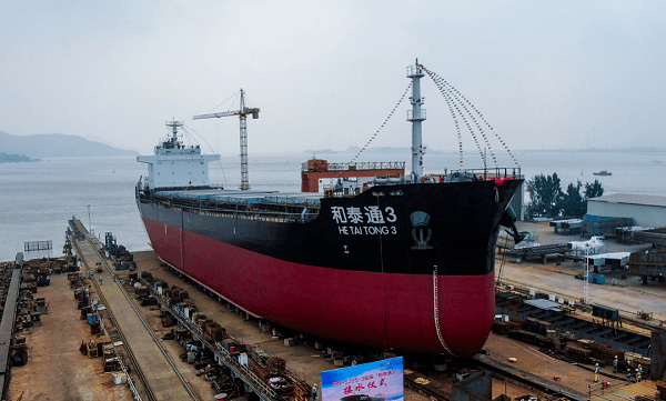 福建东南造船22500吨散货船下水