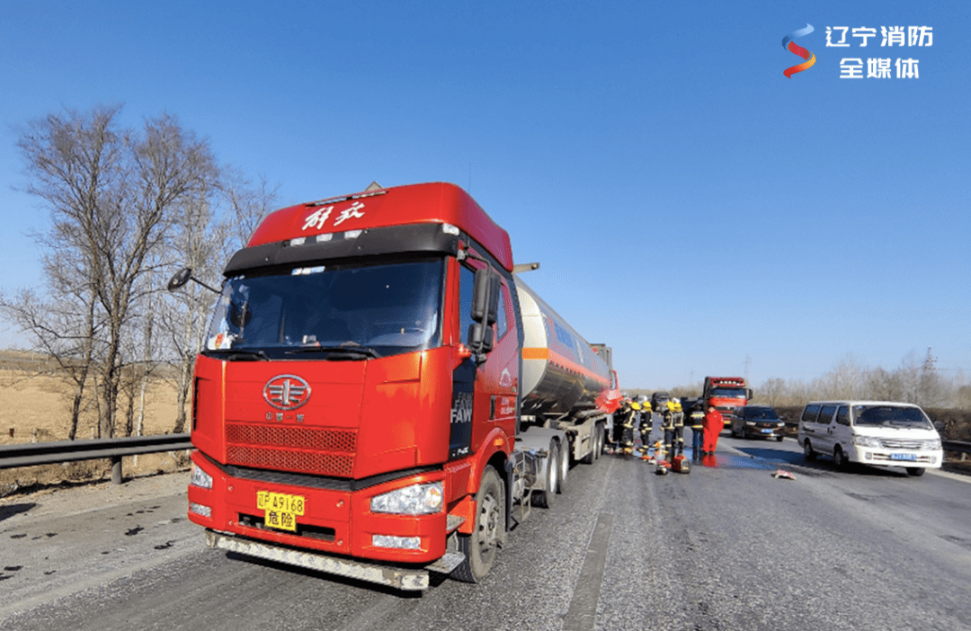 50多分钟后,同一路段北京方向440公里处,一台油罐车被后方货车追尾