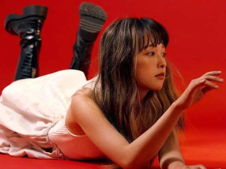 金宝罗在拍画报时也选了同款色,这种偏黄的浅色做挑染很适合亚洲人,不