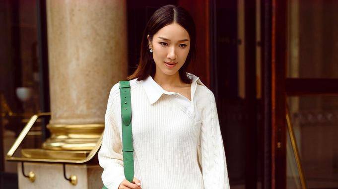 李亚男带大女儿逛街孕期仍然单手抱女儿网友喊话王祖蓝