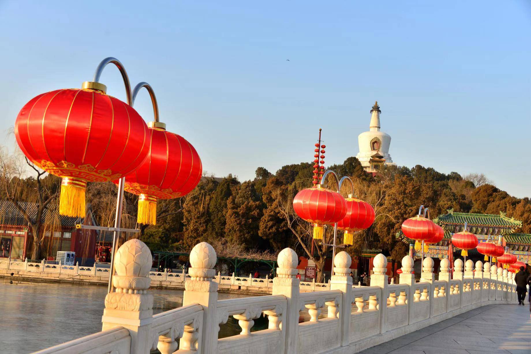 京城年味渐浓,北海公园挂起红灯笼