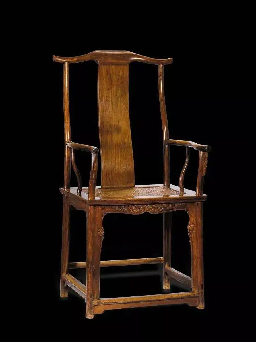 早期北方官帽椅的搭脑,扶手,联帮棍均是直材,联帮棍上细下粗,鹅颈稍弯