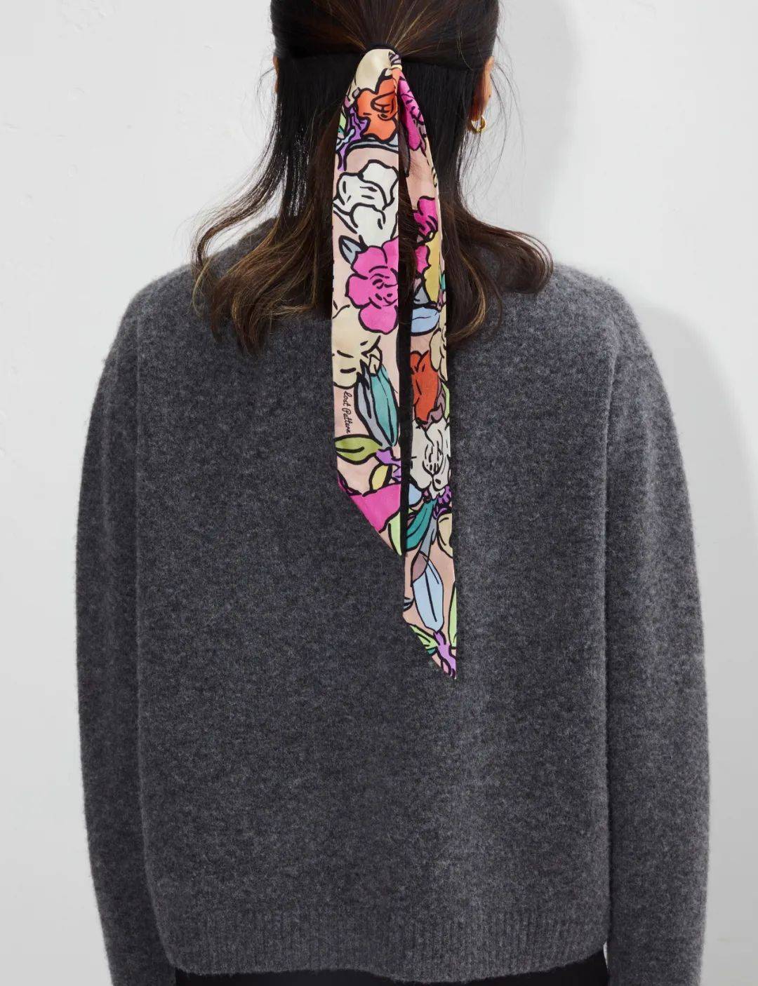 稍微复杂一点的,就是将丝巾辫到麻花辫里,先扎一个高马尾,然后三股