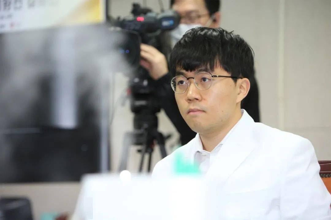 lg杯决赛首局柯洁无懈可击压制申旻埈三番拔头筹