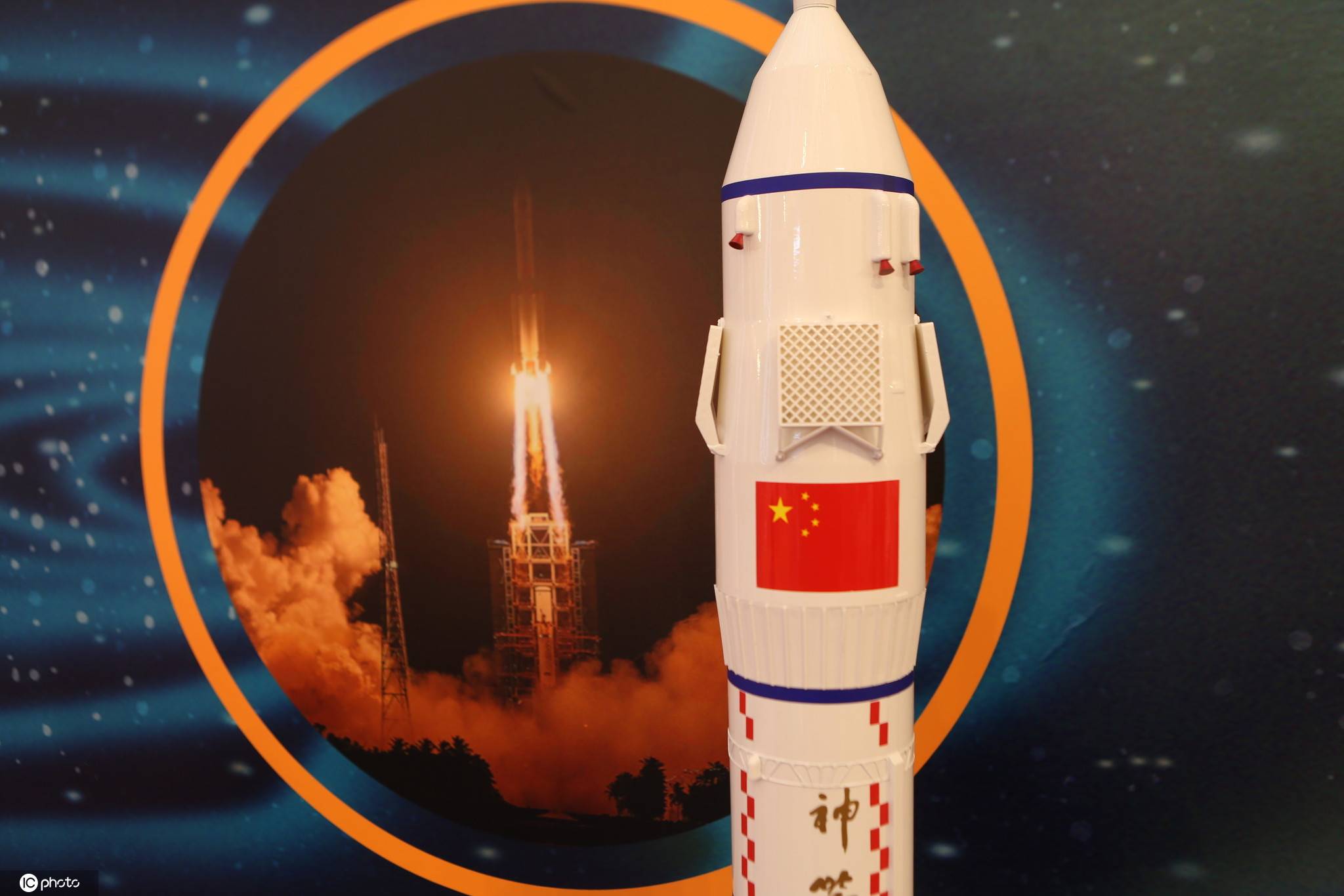 中国航天实物交互展亮相上海 火箭模型吸引市民参观