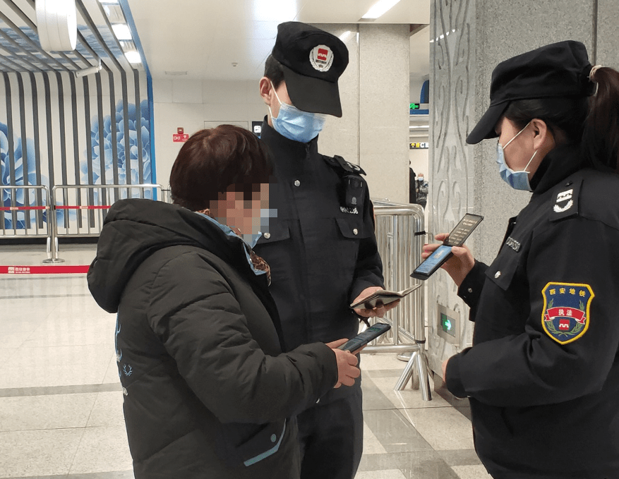 与此同时,活动中地铁执法队员还开展了《西安市城市轨道交通条例》