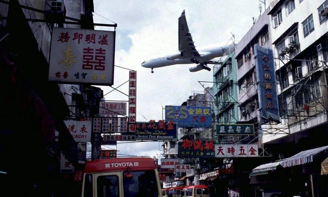 newscom/达志影像*香港街头*攻壳机动队飞机紧贴着头顶掠过不是赛博