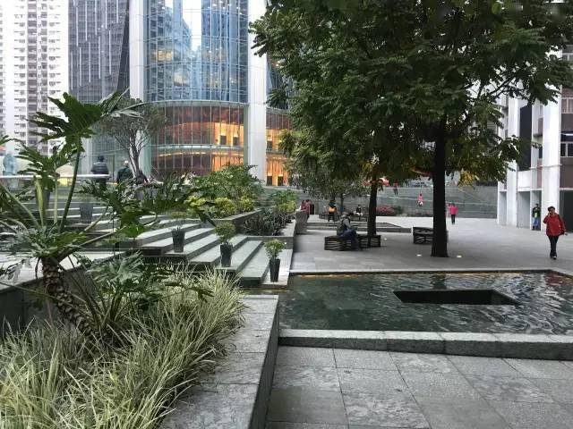 "第一大道水广场(first avenue water plaza)"既是一个活跃的公共空间