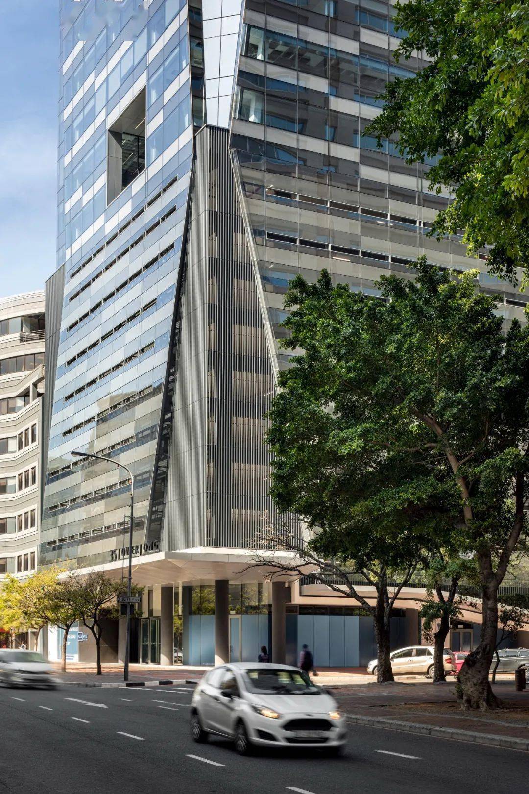 全玻璃幕墙办公大楼