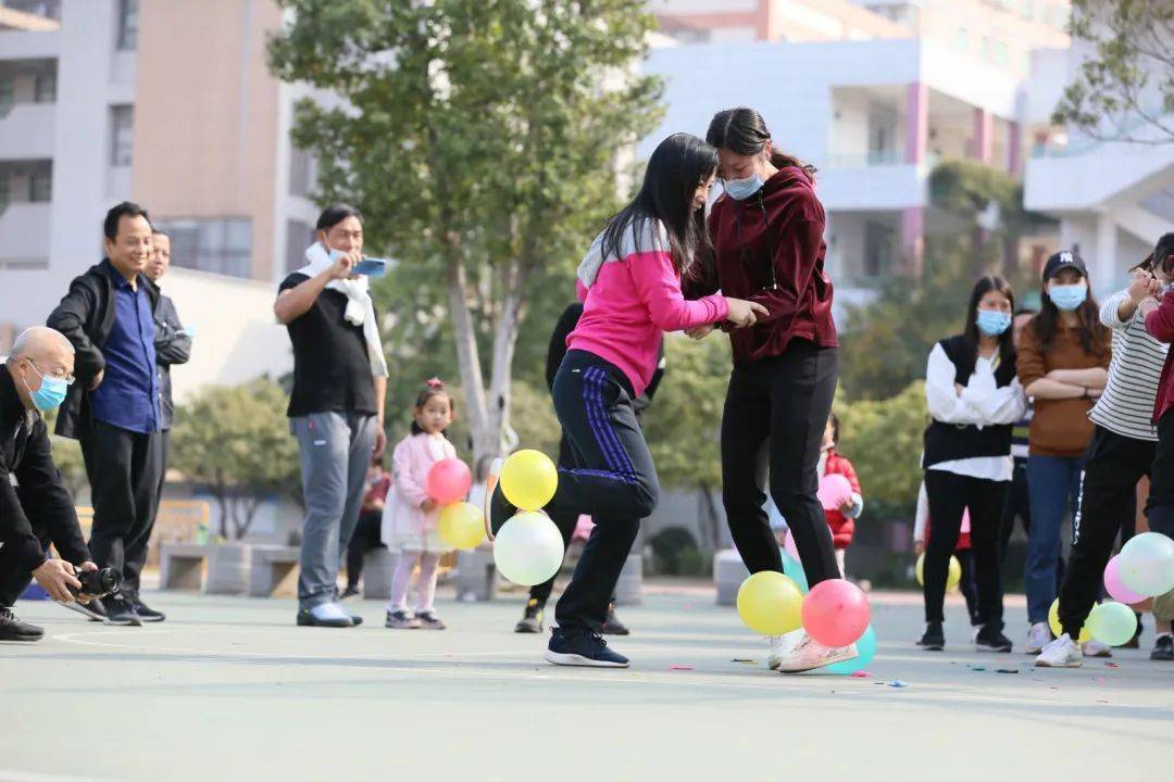欢乐年年动态曲谱_年年有余图片(2)