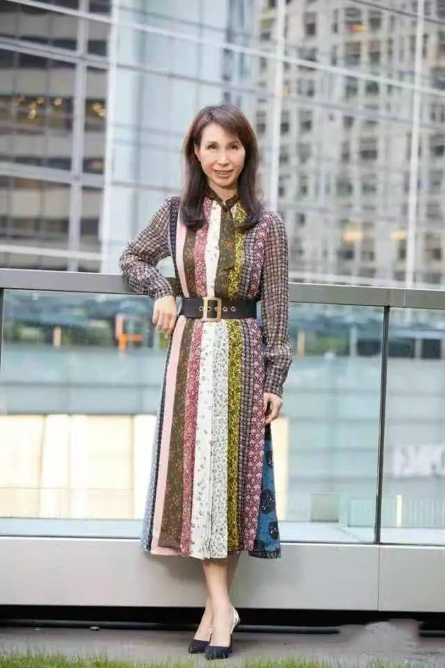赌王女儿何超凤走红毯,穿很普通的老年衣服,拍照就像站军姿